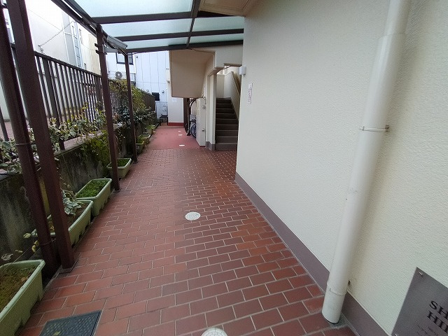 神戸市兵庫区下祇園町の賃貸マンションのエントランス