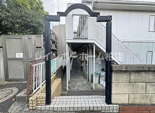 特典：仲介手数料が無料です!!のエントランス