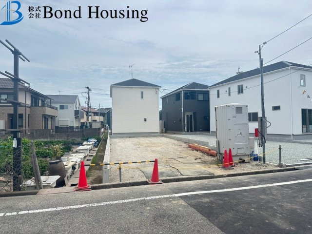 「オール電化」「全室南向き」西二見第23　1号棟の前面道路含む現地写真