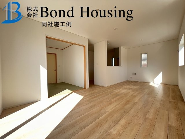 「オール電化」「ルーフバルコニー」西二見第23　5号棟の居間・リビング