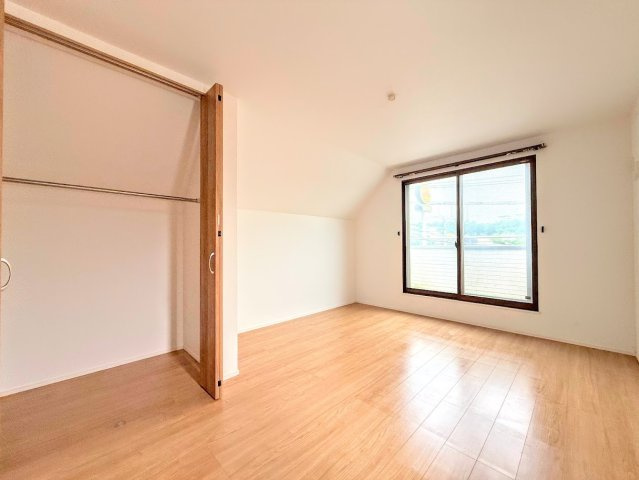 戸塚区平戸5丁目中古戸建て　第7　の洋室|［施工前］◆子どものスタディ空間として、あるいは書斎やホビールームとして生活スタイルに合わせて使えるプライベートルーム。居心地のいい落ち着いたインテリアが似合います。