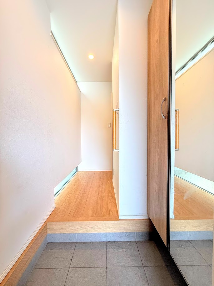 戸塚区平戸5丁目中古戸建て　第7　の玄関|［施工前］◆明るい玄関です！散らかりやすい玄関もスッキリする大容量のシューズボックス付き。