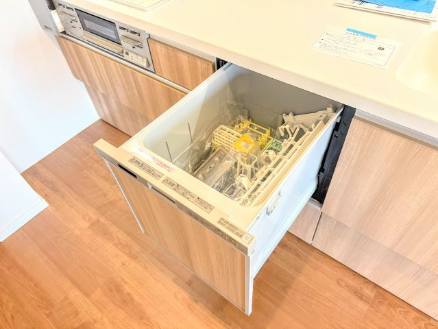 プライム丸山台第5のキッチン|◆食後の食器洗いは食洗機にお任せ！ご家族と団らんの時間を。家事の時短に効果大の食洗器付き。高温洗浄、節水効果もございます。