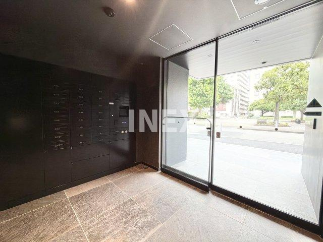 横浜市中区長者町４丁目の賃貸マンションのエントランス