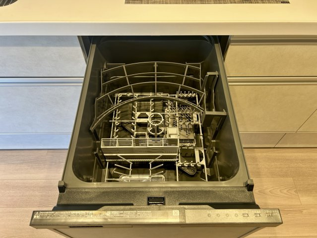 【食洗機】 キッチンには食器洗浄乾燥機を備え、食後の片付けをスマートにサポート。