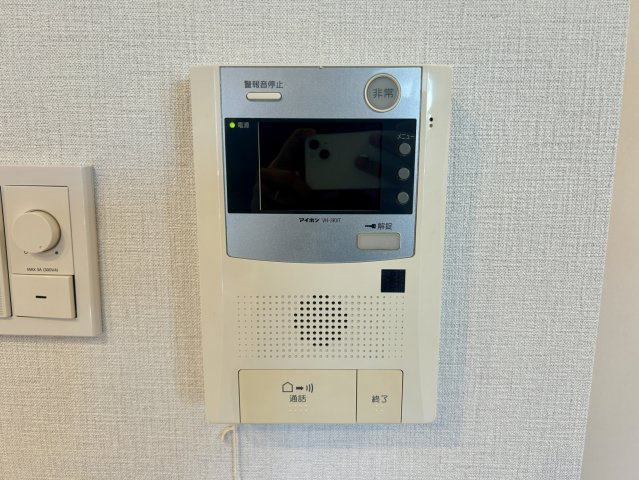 【モニター付インターホン】 来訪者を室内から確認できるモニター付インターホンを備えています。