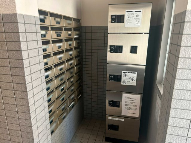 【メールボックス・宅配ボックス】 共用部にはメールボックスに加えて宅配ボックスを設置。