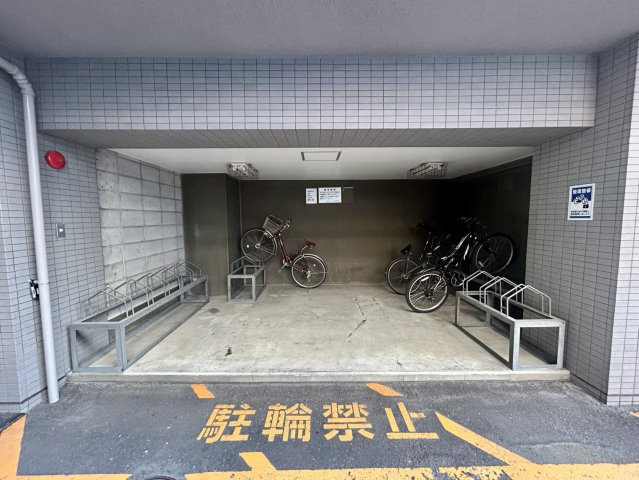 【駐輪場】 建物内側に設けられた駐輪スペースは、日常的に自転車を利用する方にうれしい共用設備。