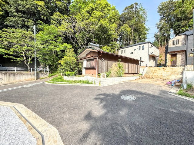 戸塚区柏尾町　未入居中古戸建ての前面道路含む現地写真|◆前面道路も幅員があり車の運転も安心！前面道路は閑静な住宅地。車通りの少ない道路です。お子様にも安心です。