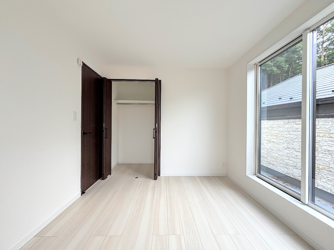 戸塚区柏尾町　未入居中古戸建ての洋室|◆子どものスタディ空間として、あるいは書斎やホビールームとして生活スタイルに合わせて使えるプライベートルーム。居心地のいい落ち着いたインテリアが似合います。