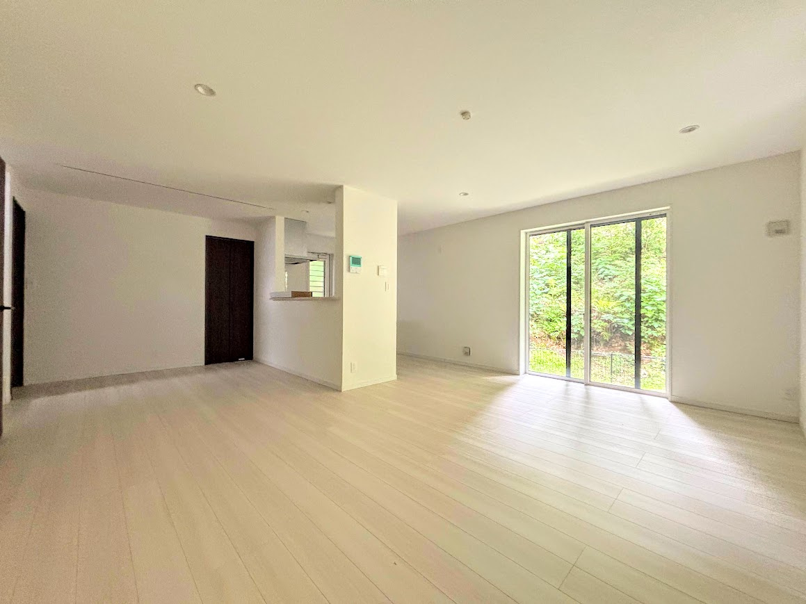 戸塚区柏尾町　未入居中古戸建ての居間・リビング|◆家族で食卓を囲むダイニングスペースと、ソファでゆったりくつろぐリビングスペースがしっかり区切られているので家具の配置や用途を使いわけしやすいです。