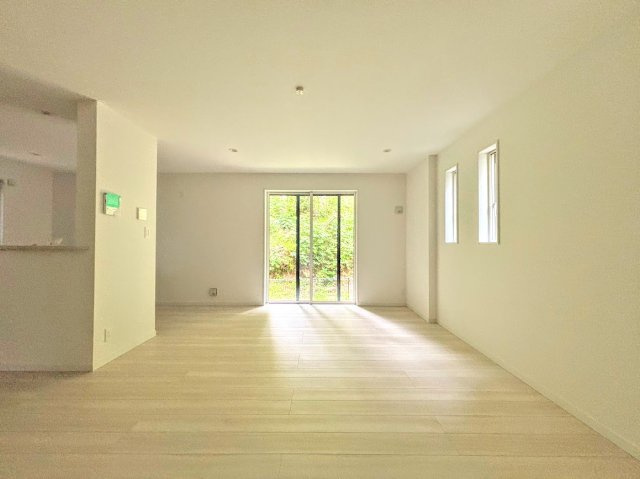 戸塚区柏尾町　未入居中古戸建ての居間・リビング|◆ご家族の会話がはずむ、開放的なＬＤＫです。休日はお陽さまの光をたっぷりととりこめるぽかぽかリビングで過ごしませんか？