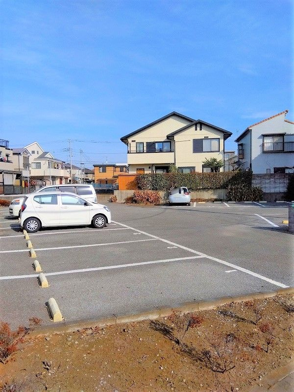 レオパレスセントラルパークサイドの駐車場