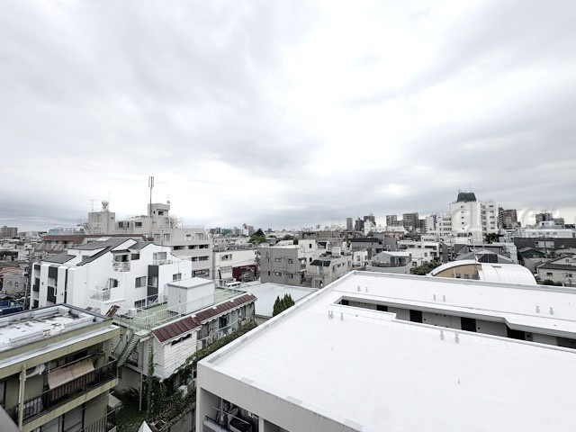 【展望】 | 西荻ロイヤルコーポ | 眼前に広がる空の雄大さと、このお部屋の自慢の一つである「眺望」をご覧ください。毎日、この景色を独り占めできる新生活に夢が広がります。～即日のご見学可能～　お問合せはお気軽にどうぞ。