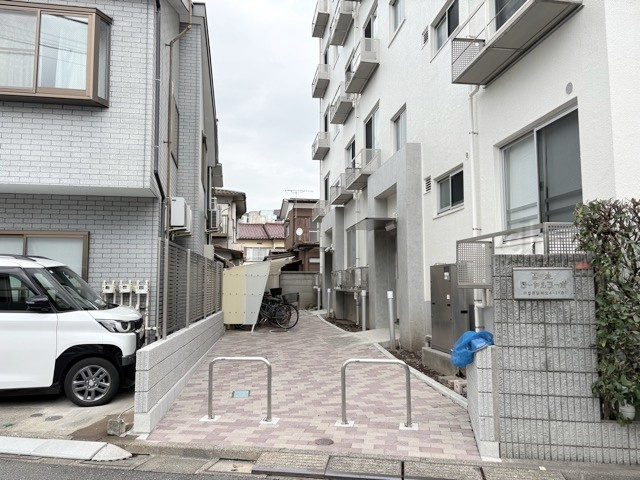 【エントランス】 | 西荻ロイヤルコーポ | お客様を、そして住人を出迎えてくれるマンションのエントランス。ゴミが落ちていないことからも、管理状態の良さや住民の節度の高さが見て取れます。～即日のご見学可能～　お問合せはお気軽にどうぞ。