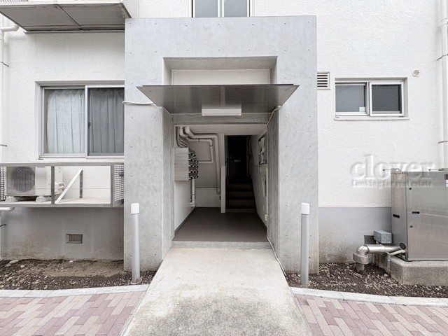 【エントランス】 | 西荻ロイヤルコーポ | お客様を、そして住人を出迎えてくれるマンションのエントランス。ゴミが落ちていないことからも、管理状態の良さや住民の節度の高さが見て取れます。～即日のご見学可能～　お問合せはお気軽にどうぞ。