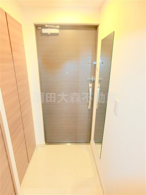 コンフォリア蒲田の玄関|姿見鏡付きがうれしい玄関