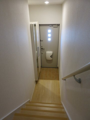 カローレ　カーサ上和田の玄関
