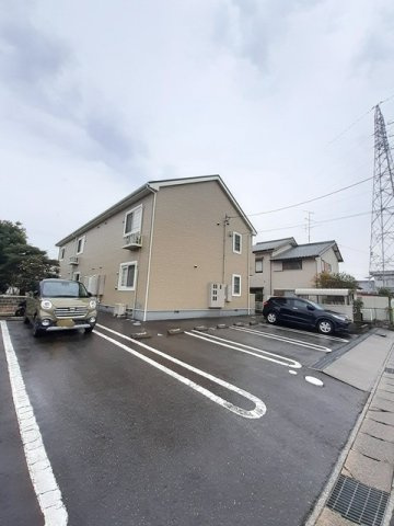 モデストハピネスの駐車場