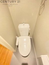 温水洗浄便座付きのトイレです♪