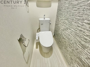 温水洗浄便座付きのトイレです♪