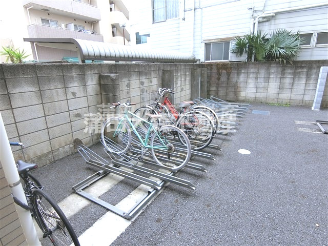 ガーデン萩中のその他共用部分|ラック式の駐輪場　自転車置き場