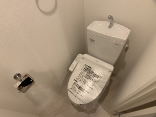 温水洗浄便座付きのトイレです♪