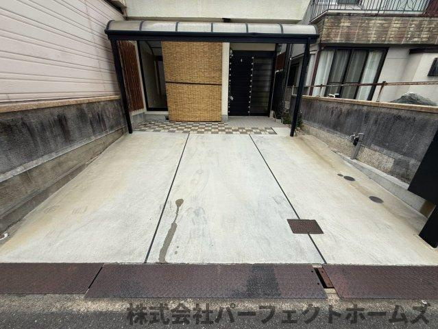 招提南町1丁目テラスハウスの駐車場|駐車場に車を止められます