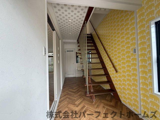 招提南町1丁目テラスハウスの内装|明るい色調の室内です
