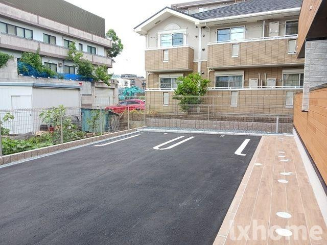 グラウスの駐車場