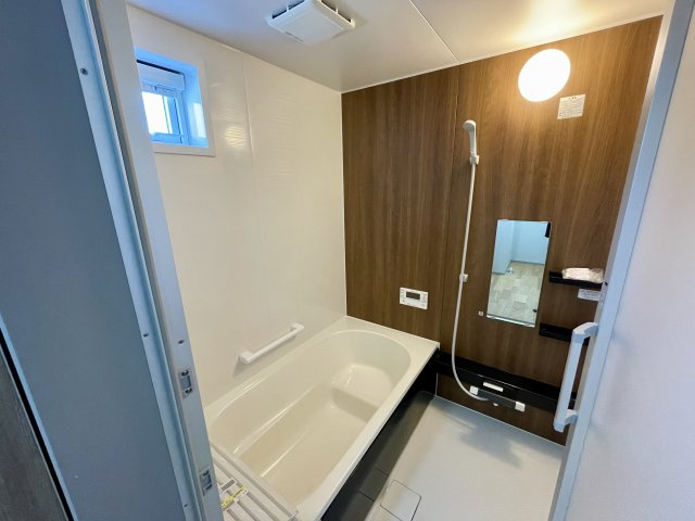 【浴室】 | 【新築分譲住宅】東根市大字羽入　全3棟 | 快適な使い心地とゆとりある空間が1日の疲れを解きほぐすバスルーム。空間も浴槽もゆったりのびのび使えるゆとり設計。広く感じるゆとり設計で快適なリラックスタイムを過ごせます。