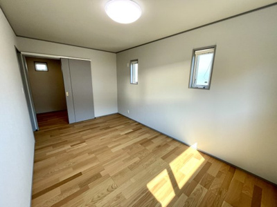 【洋室】 | 【新築分譲住宅】東根市大字羽入　全3棟 | 明るく風通しの良い空間です。
一部に曇りガラスを採用しており、気になる外からの視線をカットできます！
シンプルなお部屋だからこそ趣味に合わせて快適に使えますね♪
