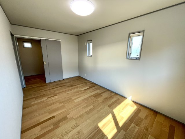 【洋室】 | 【新築分譲住宅】東根市大字羽入　全3棟 | 明るく風通しの良い空間です。
一部に曇りガラスを採用しており、気になる外からの視線をカットできます！
シンプルなお部屋だからこそ趣味に合わせて快適に使えますね♪