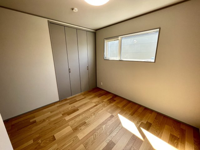 【洋室】 | 【新築分譲住宅】東根市大字羽入　全3棟 | 各居室ごとにデザイン性のある窓を配置しました。壁面にはデスクやベット等の家具を置きやすいように高さや位置にも配慮しました。自分だけのお気に入りの空間を是非ご体感下さい。