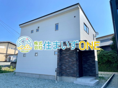 【外観】 | 【新築分譲住宅】東根市大字羽入　全3棟 | 現地写真になります♪
4ＬＤＫ＋駐車2台並列可能♪
住む人を映し出す洗練された佇まいは、いつまでも輝き続けながらいつしか街の風景に溶け込んでいきます。