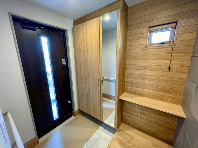 【玄関】 | 【新築分譲住宅】東根市大字羽入　全3棟 | 居住者の帰り、訪れる方を優しく迎え、やすらぎに満ちた生活空間を予感させる。健やかな暮らしを楽しめそう。