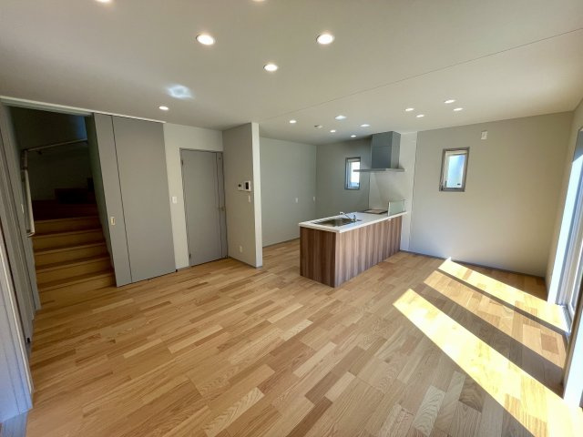 【居間・リビング】 | 【新築分譲住宅】東根市大字羽入　全3棟 | 明るく開放的な空間が広がるLDK。室内には豊かな陽光が注ぎ込み、爽やかな住空間を演出。ホームパーティーでもゲストと一緒に料理を楽しみながら楽しい時間を過ごせそう。