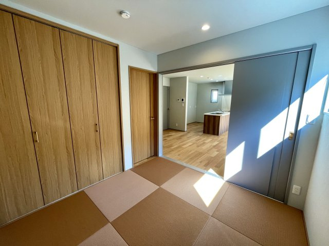 【和室】 | 【新築分譲住宅】東根市大字羽入　全3棟 | １階の和室です。1階にリビング以外の居室があると客室や寝室としてもお使いいただけるのでとても便利です。