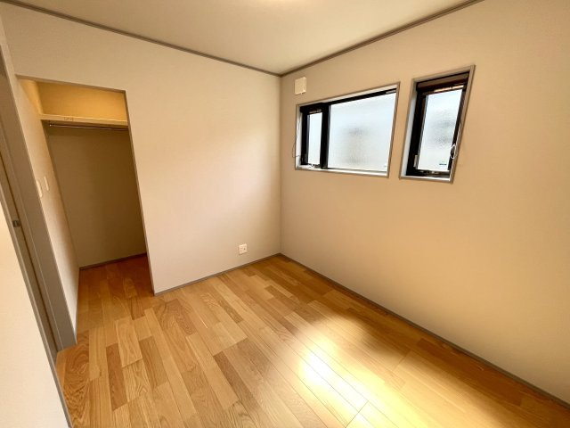【洋室】 | 【新築分譲住宅】東根市大字羽入　全3棟 | 明るく風通しの良い空間です。
一部に曇りガラスを採用しており、気になる外からの視線をカットできます！
シンプルなお部屋だからこそ趣味に合わせて快適に使えますね♪