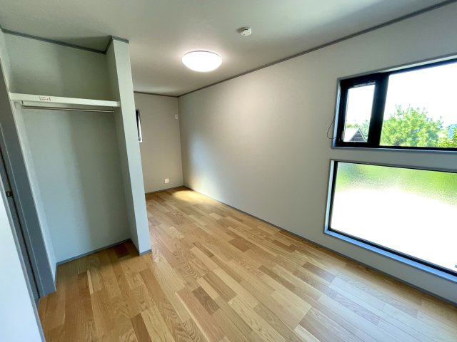 【洋室】 | 【新築分譲住宅】東根市大字羽入　全3棟 | 各居室ごとにデザイン性のある窓を配置しました。壁面にはデスクやベット等の家具を置きやすいように高さや位置にも配慮しました。自分だけのお気に入りの空間を是非ご体感下さい。