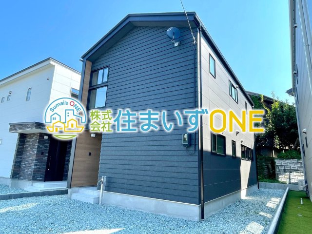 【外観】 | 【新築分譲住宅】東根市大字羽入　全3棟 | 現地写真になります♪
5ＬＤＫ＋駐車2台並列可能♪
住む人を映し出す洗練された佇まいは、いつまでも輝き続けながらいつしか街の風景に溶け込んでいきます。