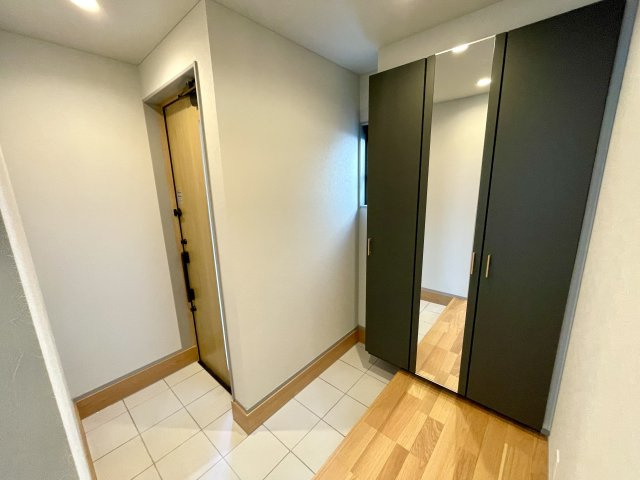 【玄関】 | 【新築分譲住宅】東根市大字羽入　全3棟 | 居住者の帰り、訪れる方を優しく迎え、やすらぎに満ちた生活空間を予感させる。健やかな暮らしを楽しめそう。