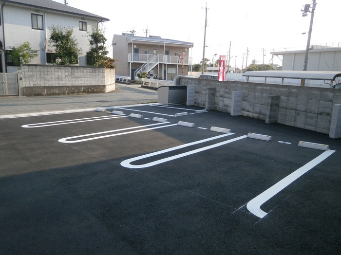 プラムコートの駐車場