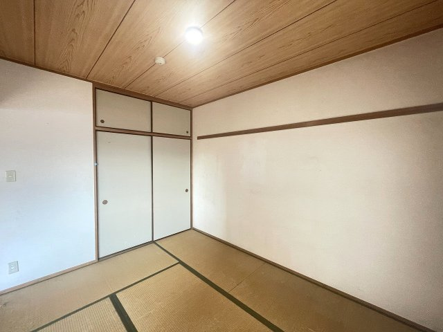 藤和ハイタウン比治山の和室|収納が配置されている和室です。