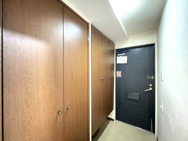 藤和ハイタウン比治山の玄関|玄関わきにはシューズボックスと収納が配置されています。