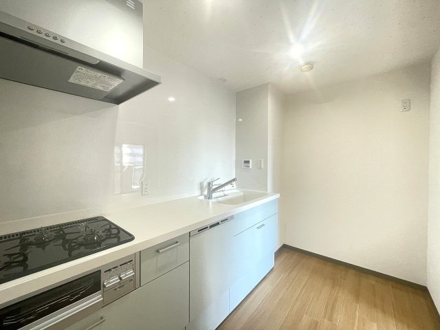 藤和ハイタウン比治山のキッチン|料理に集中できる独立キッチンです。間取りを変更することで、リビングと一体にするのも可能です。
