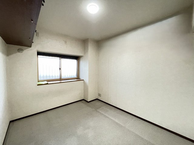 藤和ハイタウン比治山の洋室|２重サッシが施工されている５．７帖の洋室です。吊戸棚が設置されています。