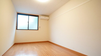 【居間・リビング】 | レオパレスエスト | 明るく開放感のあるお部屋
