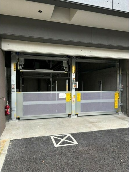 CREST TAPP新栄の駐車場