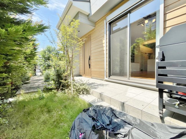 練馬区富士見台4丁目の庭|テラス＋南庭付きです
ガーデニングや屋外リビング、夏場のお子様のプールなどにもお使いいただける暖かな光も届くスペースです